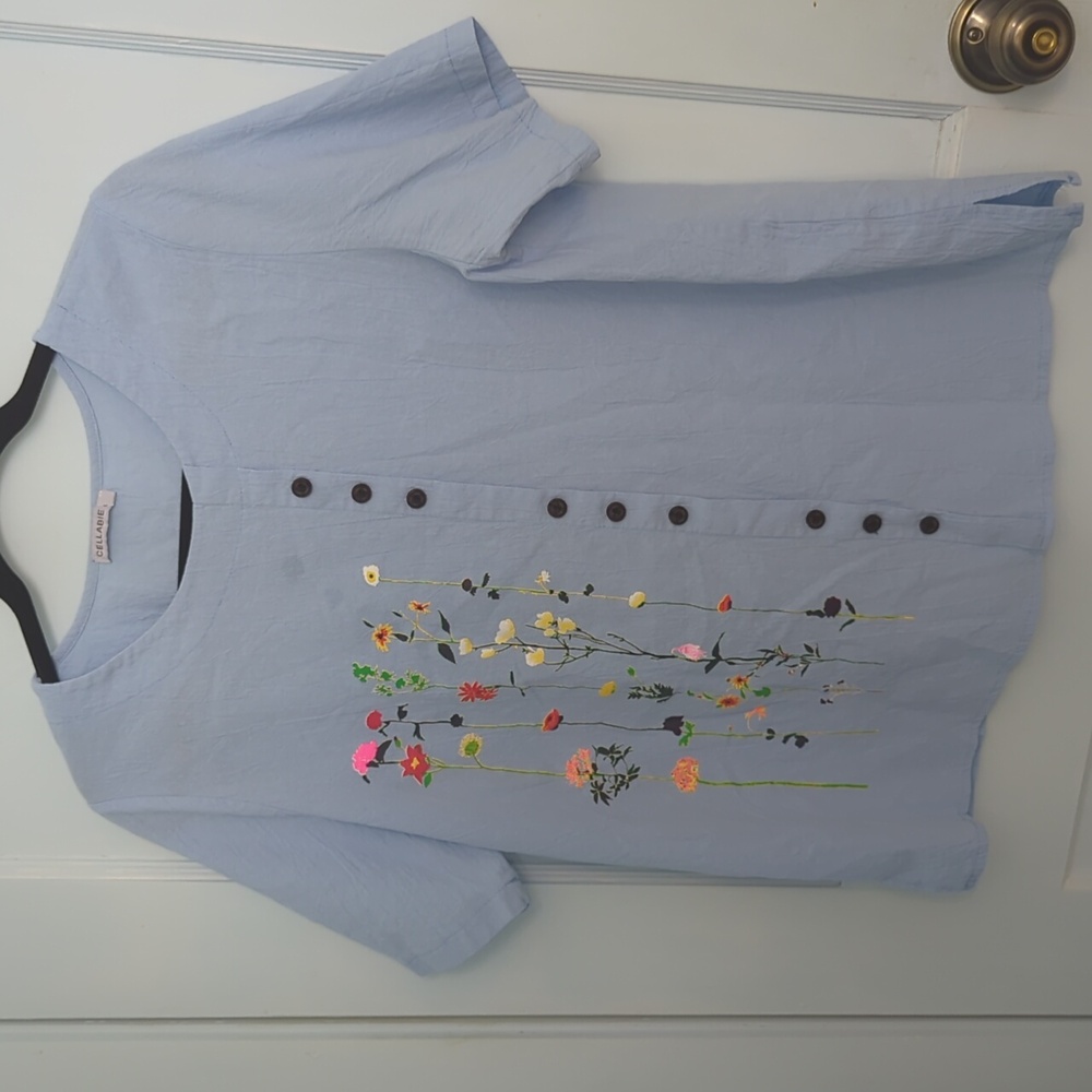 Cellabie Sz L Blue Floral Short Sleeve Top with Accent Buttons